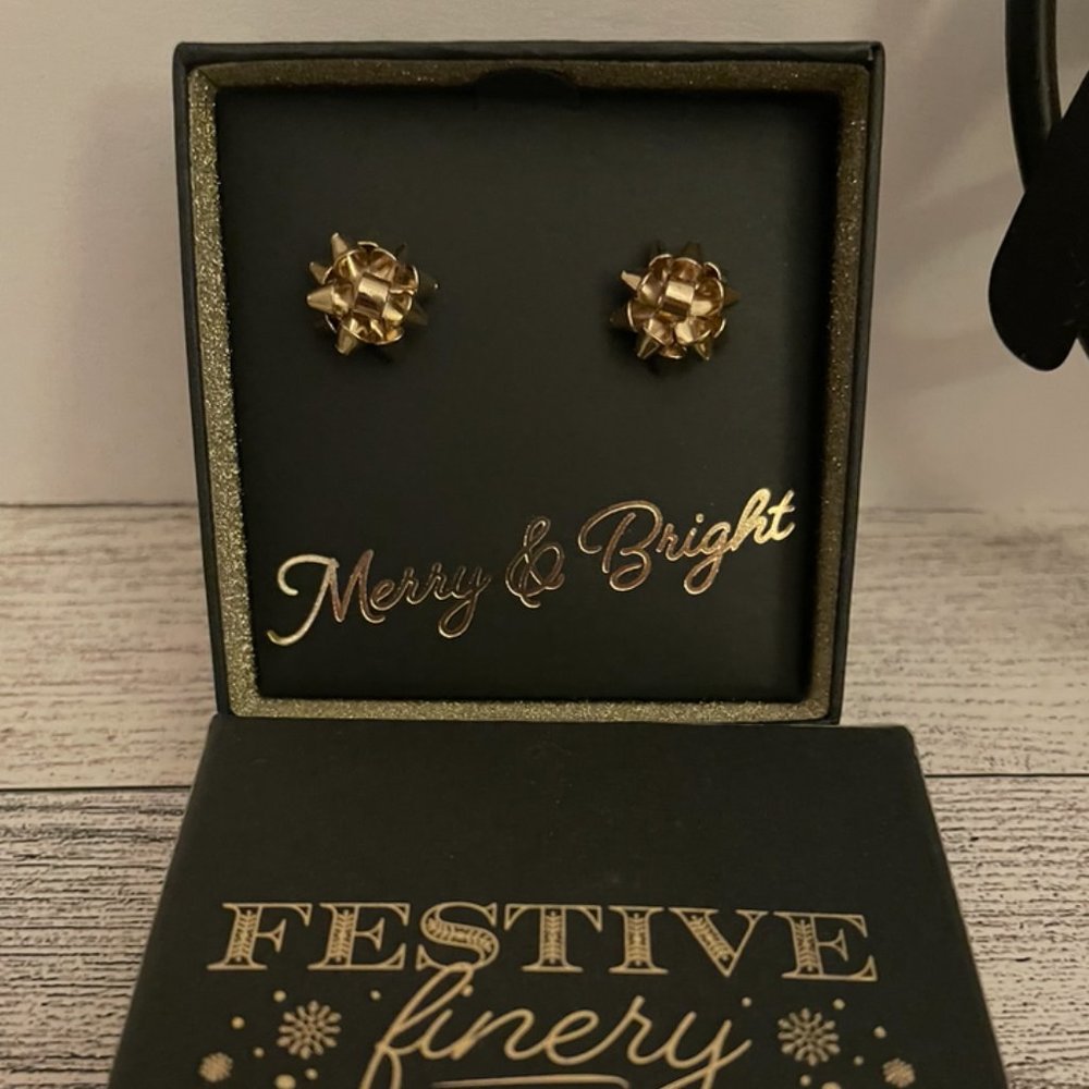 Beautiful gold holiday bow earrings